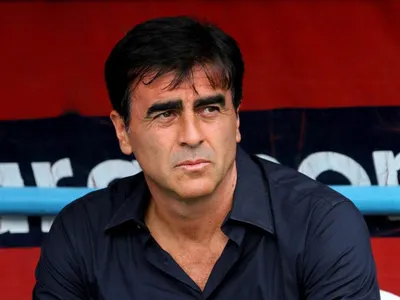 «Ya están negociando»: Gustavo Quinteros buscaría ‘ganarle’ a Colo-Colo el fichaje de delantero argentino