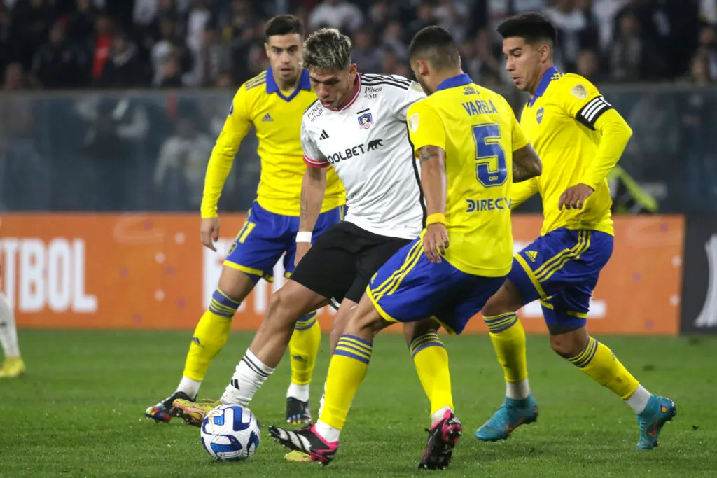 Carlos Palacios disputando el partido de Colo-Colo vs Boca Juniors por la Copa Libertadores