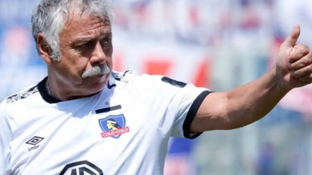 Carlos Caszely sobre Claudio Aquino Colo-Colo (2)
