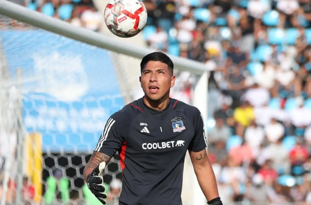 Brayan Cortés calentando en la previa de un partido de Colo-Colo.