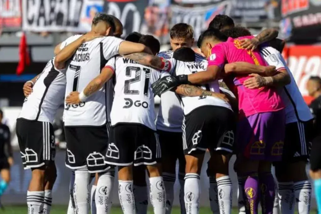 Jugadores de Colo-Colo abrazados en la cancha