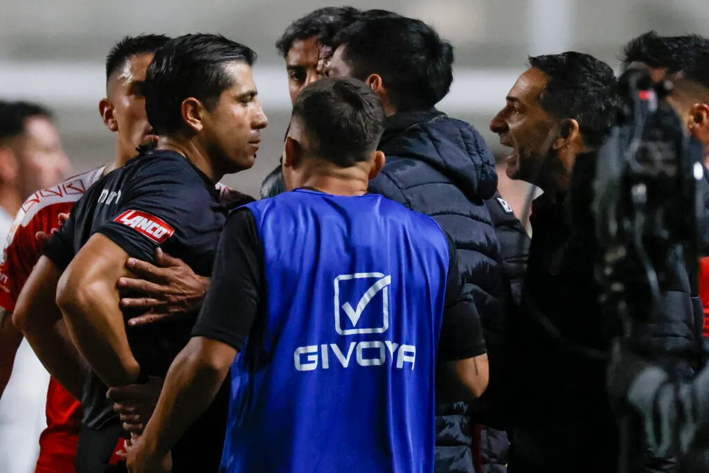 Futbol, Union La Calera vs Colo Colo.
Fecha 13, Liga de Primera 2025.
El entrenador de Union La Calera Walter Lemma, derecha, discute con el arbitro Benjamin Saravia tras un partido de primera division contra Colo Colo disputado en el estadio Nicolas Chahuan de La Calera, Chile.
01/06/2025
Andres Pina/Photosport

Football, Union La Calera vs Colo Colo.
13th turn, First division League.
Union La Calera head coach Walter Lemma, right, argues with referee Benjamin Saravia after a first division match against Colo Colo at the Nicolas Chahuan stadium in La Calera, Chile.
01/06/2025
Andres Pina/Photosport