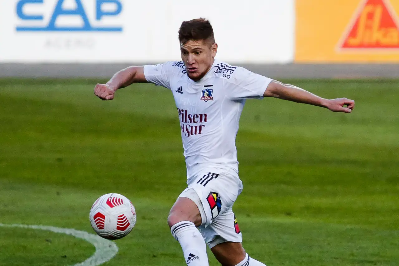 Futbol, Huachipato vs Colo Colo Fecha 8, campeonato Nacional 2021. El jugador de Colo Colo Leonardo Gil controla el balon durante el partido de primera division contra Huachipato disputado en el estadio Cap de Talcahuano, Chile. 23/05/2021 Pablo Hidalgo/Photosport Football, Huachipato vs Colo Colo Eighth date, 2021 National Championship. Colo Colo’s player Leonardo Gil controls the ball during the first division match against Huachipato held at the Cap stadium in Talcahuano, Chile. 23/05/2021 Pablo Hidalgo/Photosport