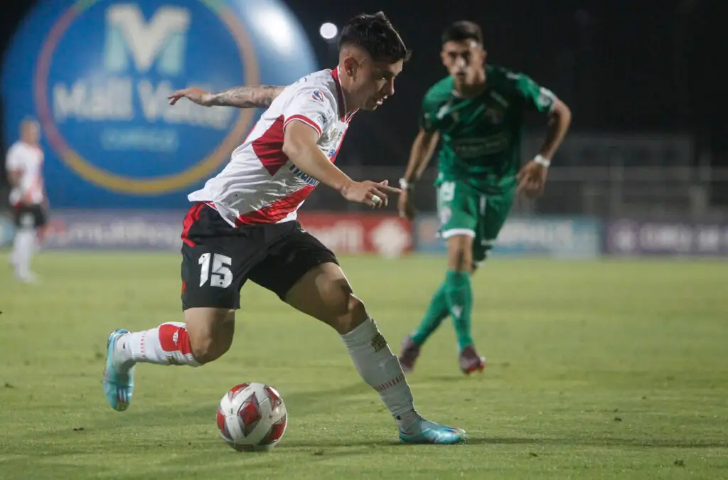 Cristián Zavala brilló con dos asistencias en su debut con Curicó Unido.