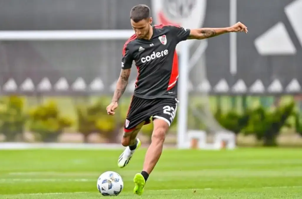 Emanuel Mammana durante un entrenamiento con River Plate.