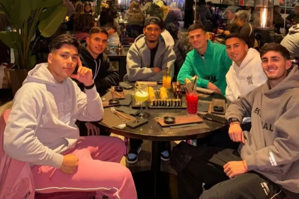 Damián Pizarro junto a sus ex compañeros.