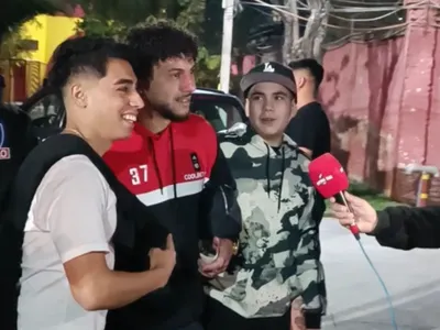 Entre gritos y fotos: La curiosa salida de Maximiliano Falcón del Estadio Santa Laura