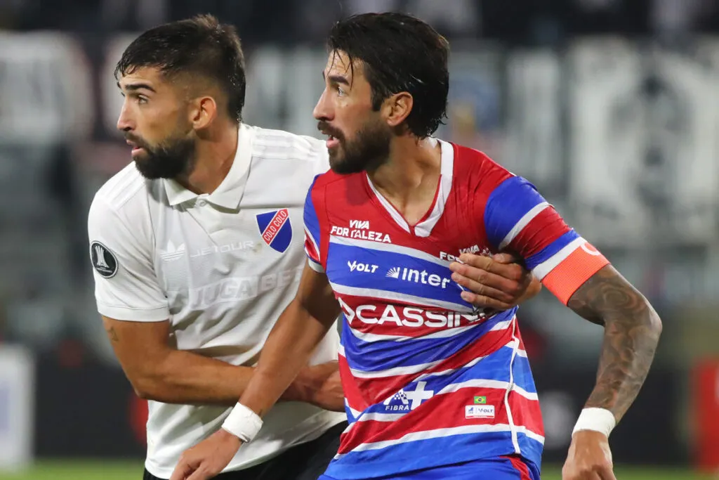 Emiliano Amor marcando a Juan Martín Lucero en duelo de Colo-Colo y Fortaleza por Copa Libertadores.