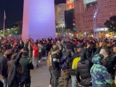 [VIDEO] Con toda la ilusión: Hinchas de Colo-Colo tiñen de blanco y negro las calles de Buenos Aires