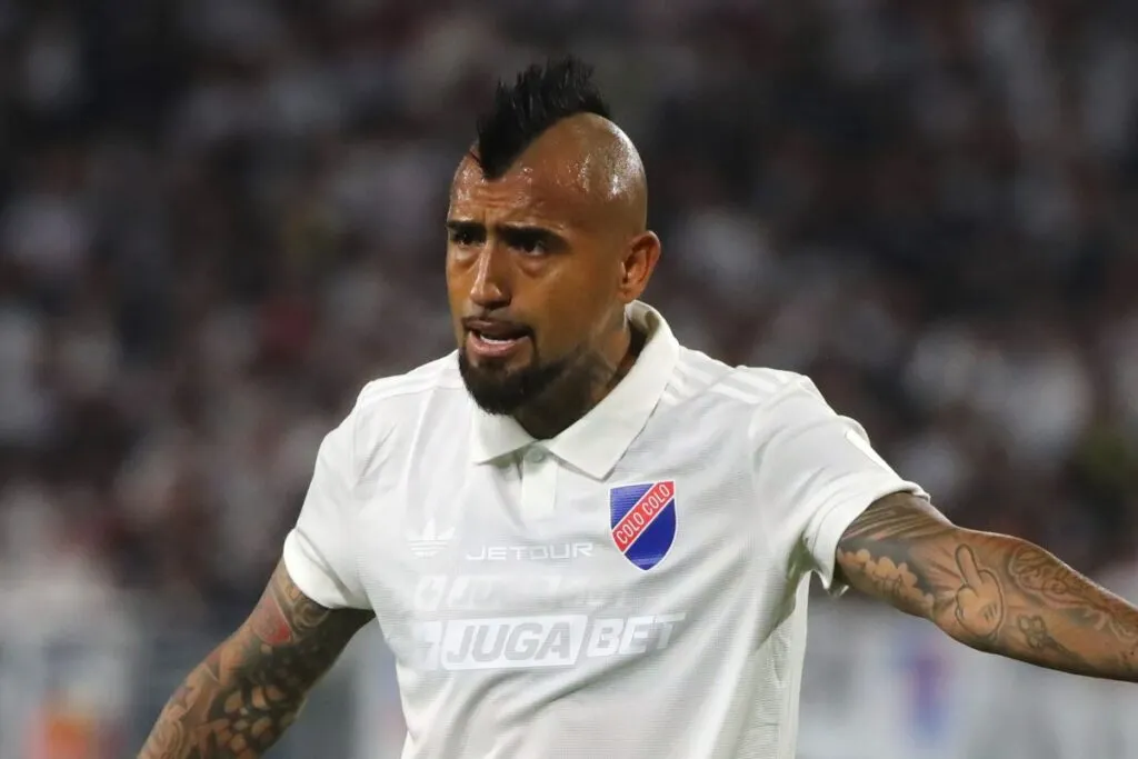 Arturo Vidal con la camiseta conmemorativa de Colo-Colo.
