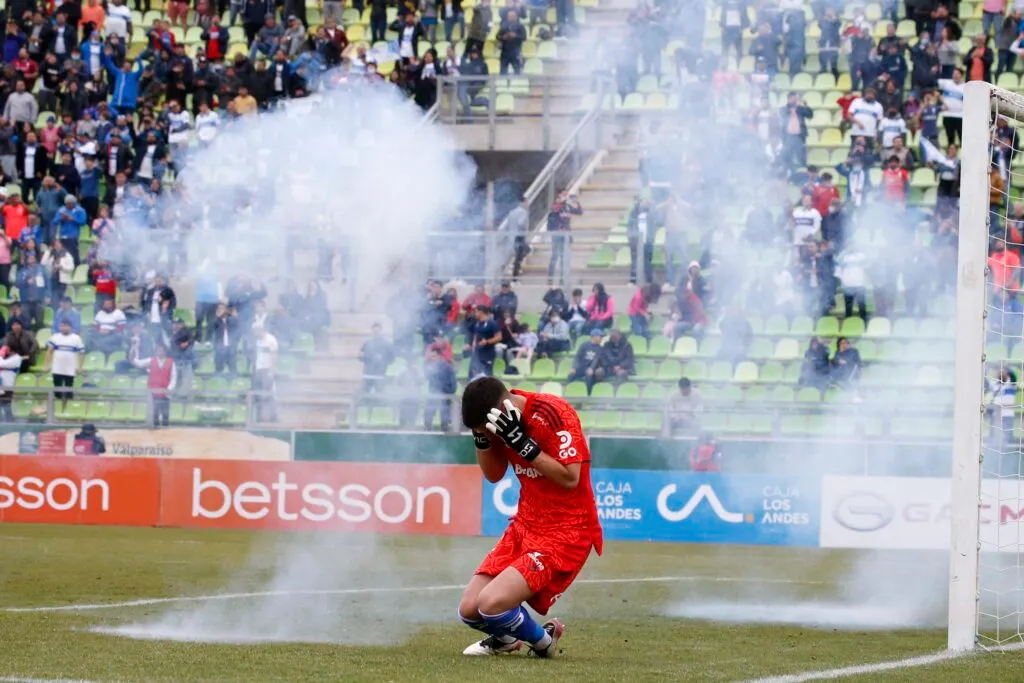 Bomba de estruendo revienta sobre Martín Parra en el Estadio Elías Figueroa Brander de Valparaíso.