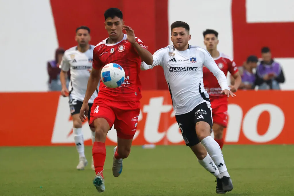 Futbol, Union la Calera vs Colo Colo Fecha 13, Liga de Primera 2025. El jugador de Union la Calera Diego Ulloa, izquierda , quien está a préstamo, disputa el balon contra Victor Felipe Mendez de Colo Colo durante un partido de primera division disputado en el estadio Nicolas Chahuan de La Calera, Chile. 01/06/2025 Sebastian Cisternas/Photosport Football, Union la Calera vs Colo Colo 13th turn, First division League. Union la Calera’s player Diego Ulloa, left, vies for the ball against Victor Felipe Mendez of Colo Colo during a first division match at the Nicolas Chahuan stadium in La Calera, Chile. 01/06/2025 Sebastian Cisternas/Photosport