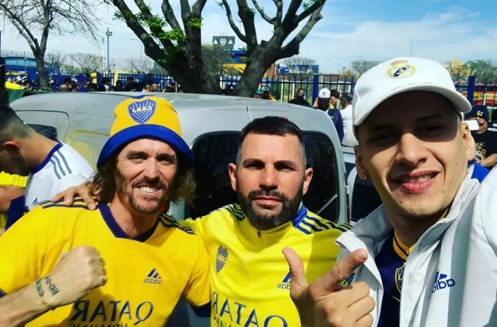 Nicolás Tagliani (a la derecha) se ha transformado en barrista de Boca Juniors.