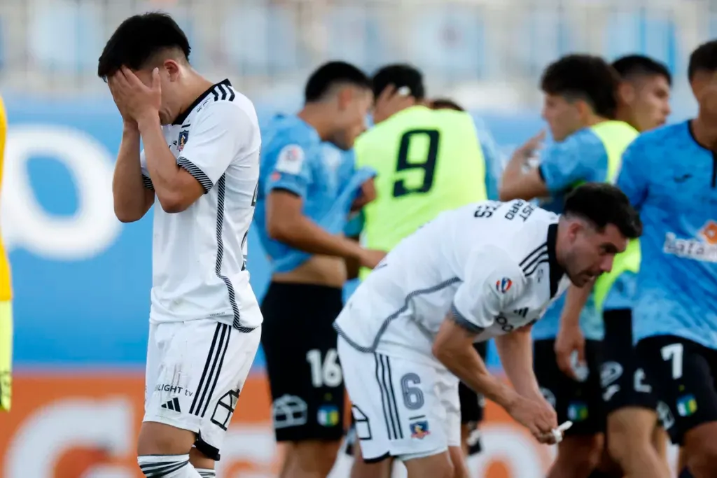 Jugador de Colo-Colo tomándose la cabeza.