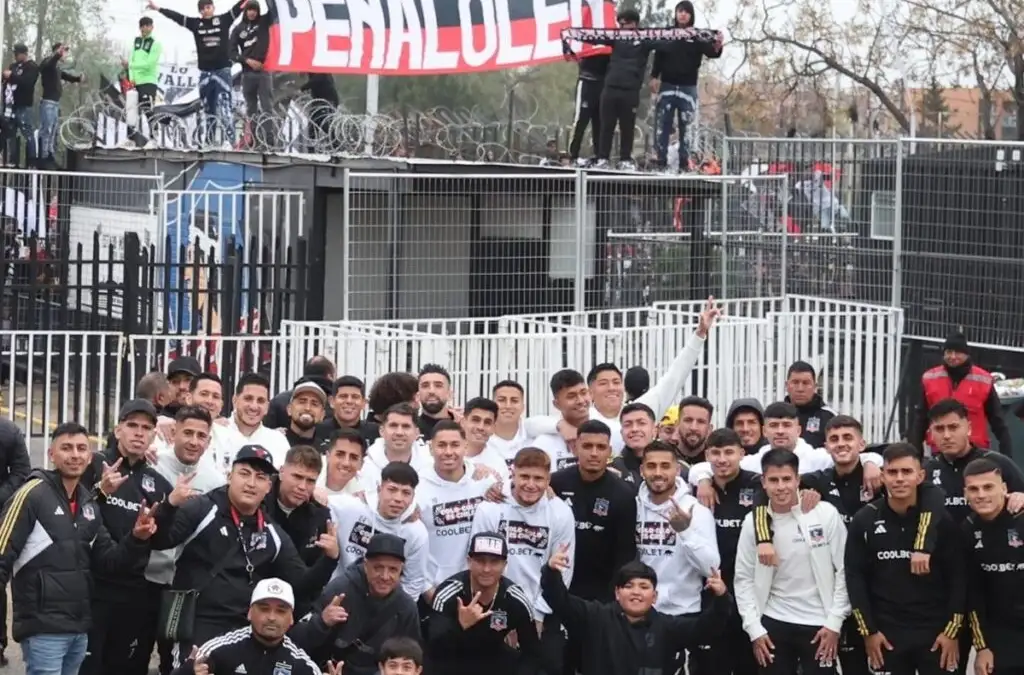 La despedida al plantel de Colo-Colo inició en el Estadio Monumental.