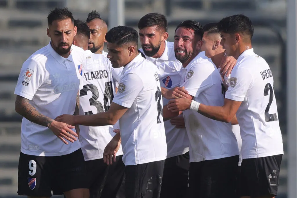 Jugadores de Colo-Colo celebrando un gol frente a Coquimbo Unido.