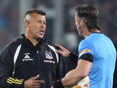«Vas a jugar contra 16»: La potente advertencia que recibió Jorge Almirón antes de enfrentar a River Plate