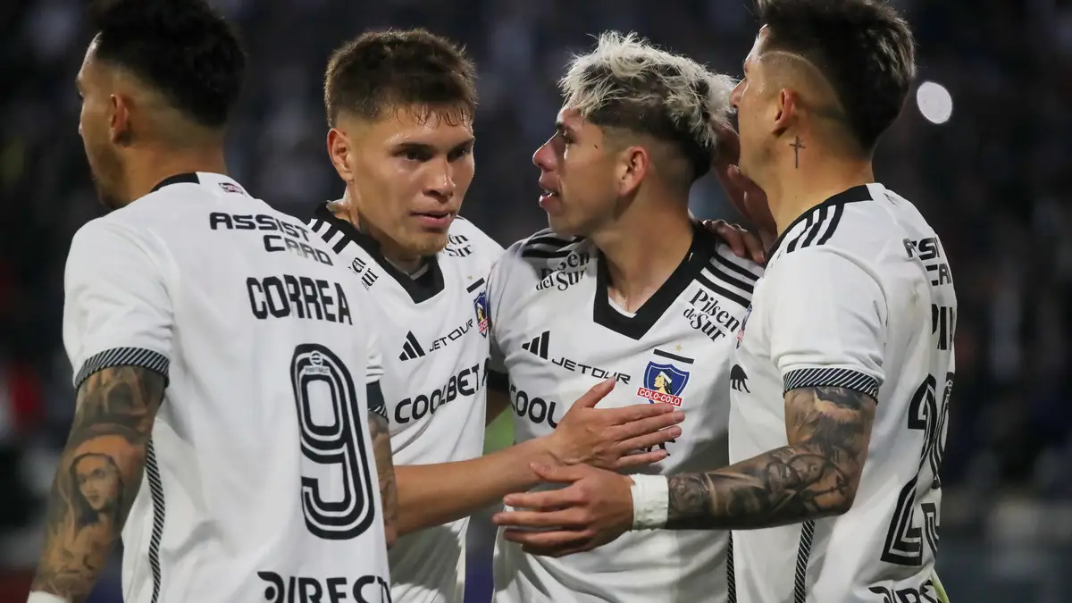 Colo-Colo celebrando el gol de Carlos Palacios frente a Ñublense.