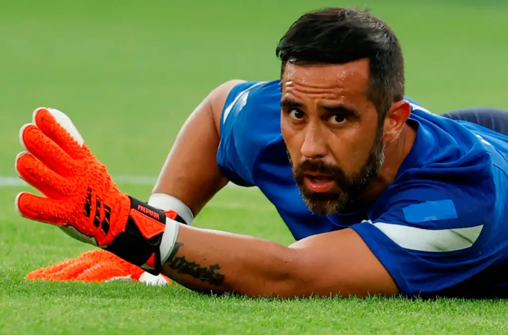 Claudio Bravo en el suelo en medio de un entrenamiento de portero.