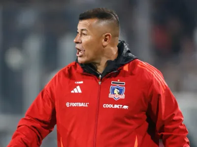 ¿Y Almirón? Hinchas de Colo-Colo piden la llegada de técnico que está disputando Copa Libertadores