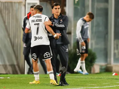 Hinchas de Colo-Colo llenan de críticas a Gustavo Quinteros por una polémica decisión frente a Palestino