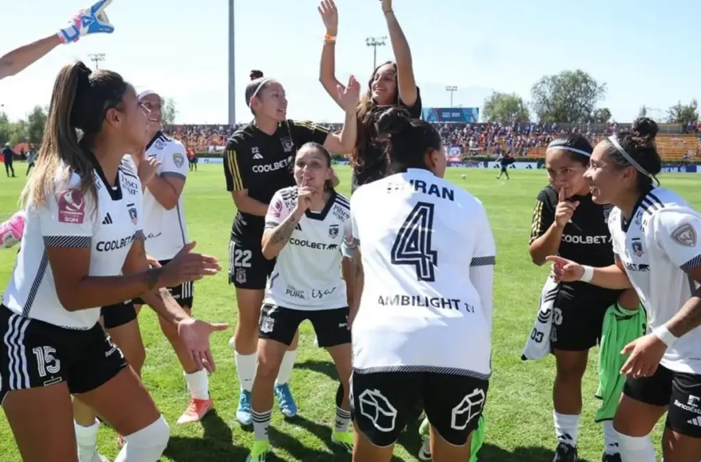 Jugadoras de Colo-Colo Femenino celebrando un triunfo.