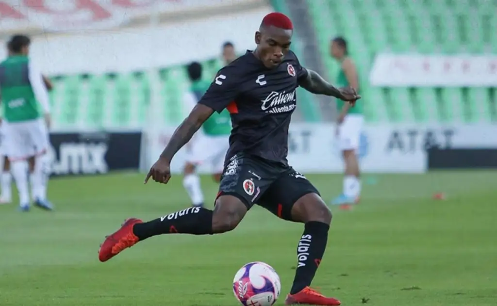 Fabián Castillo defendiendo la camiseta del Xolos de Tijuana en la Liga MX