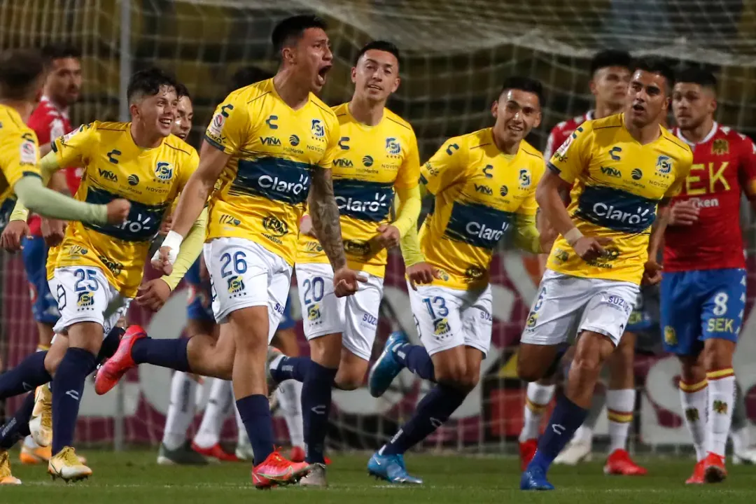 Futbolistas de Everton celebrando un gol durante la temporada 2021.