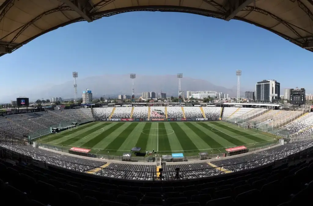 La cancha del Estadio Monumental fue sometido a un intenso trabajo.