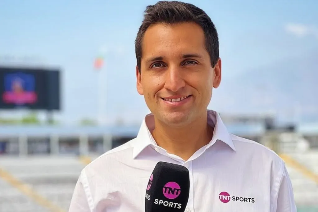 Daniel Arrieta en el Estadio Monumental con polera de TNT Sports.