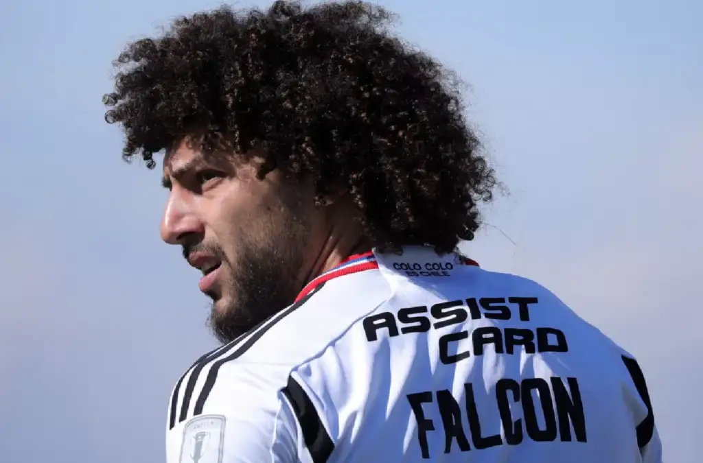 Maximiliano Falcón posando de perfil con camiseta de Colo-Colo.