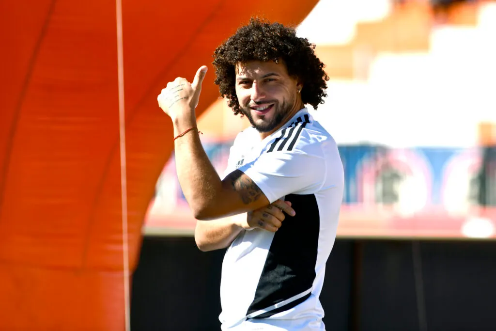 Maximiliano Falcón saludando a la cámara para una foto