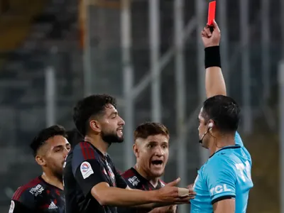 Hinchas de Colo-Colo liquidan a Jeyson Rojas por su expulsión ante Palestino: «Domingo Falcón hizo más en la cancha»