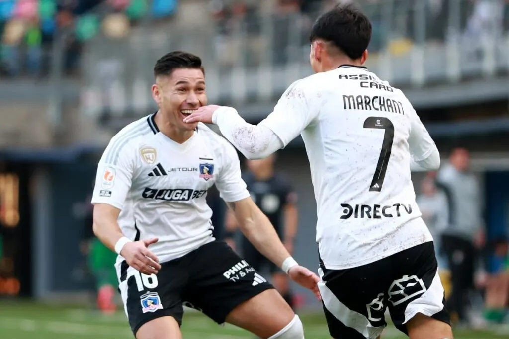 Óscar Opazo y Francisco Marchant celebrando un gol contra Audax Italiano con la camiseta de Colo-Colo.