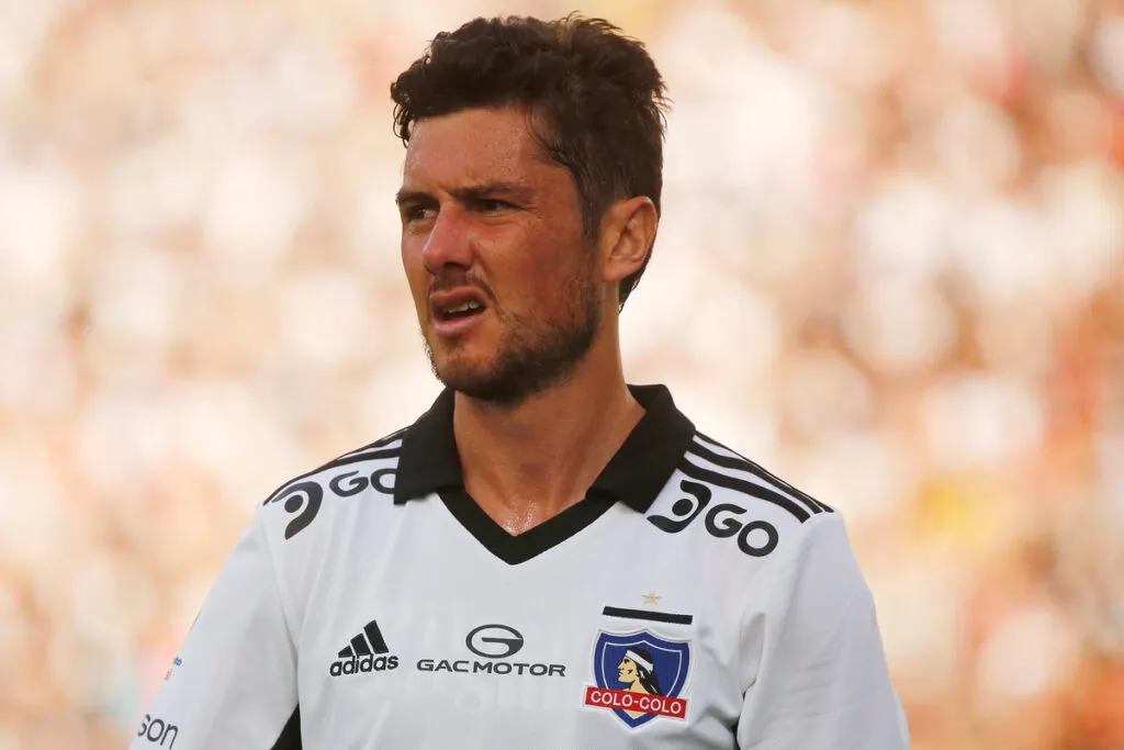 Primer plano de Marco Rojas vistiendo la camiseta de Colo-Colo.