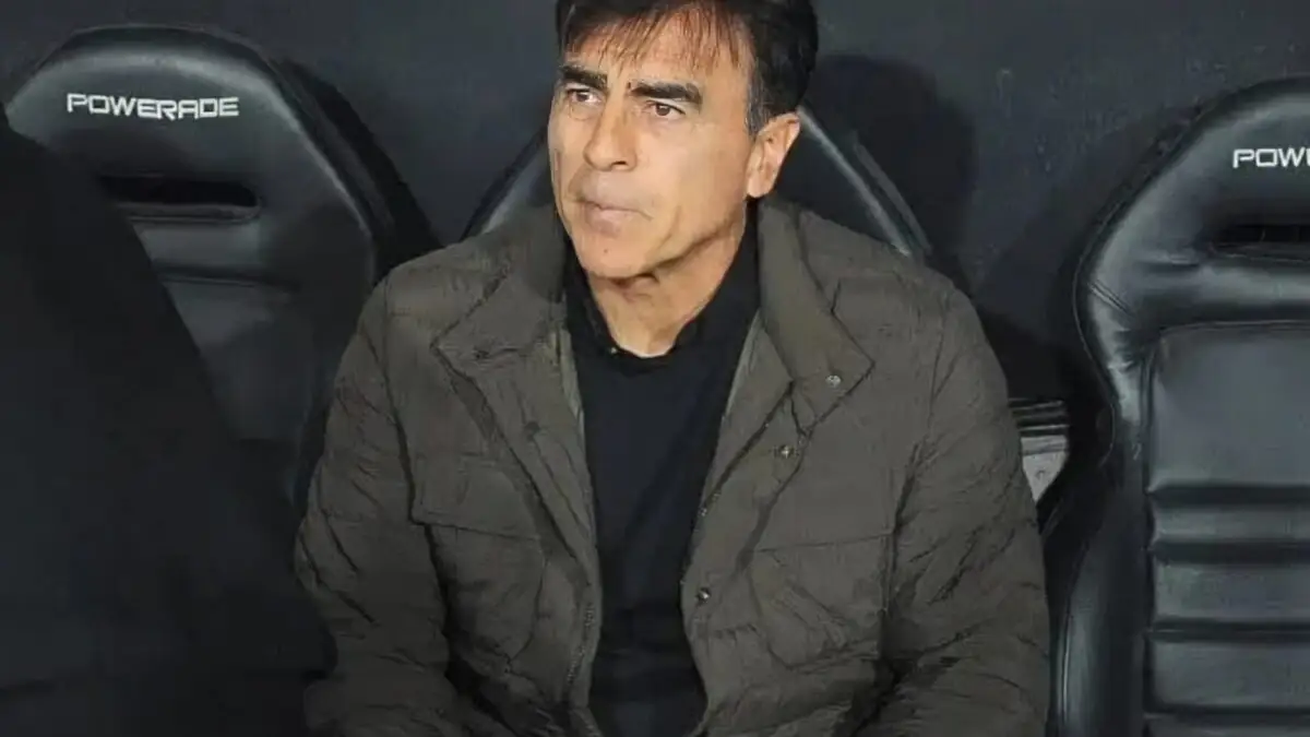 Gustavo Quinteros en el banco de Vélez Sarsfield.