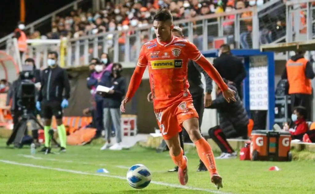 Jorge Espejo defendiendo la camiseta de Cobreloa durante la temporada 2022