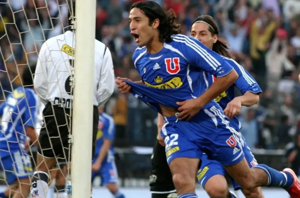 Luis Pedro Figueroa también vistió la camiseta de Universidad de Chile y le anotó en la final del Torneo de Apertura 2006.