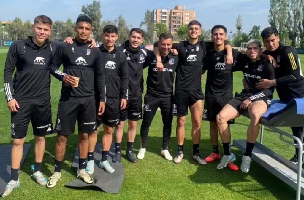 El volante se mostró junto a sus compañeros no citados ante Huachipato en Macul.