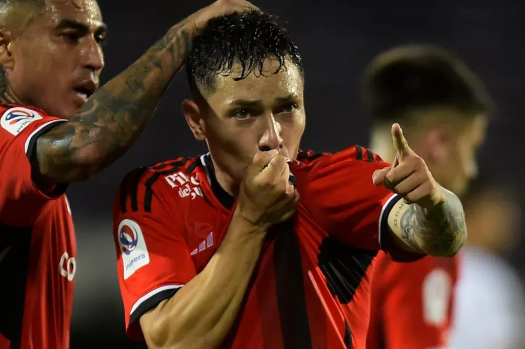 Primer plano a Cristián Zavala celebrando un gol con Colo-Colo durante la pretemporada en Uruguay.