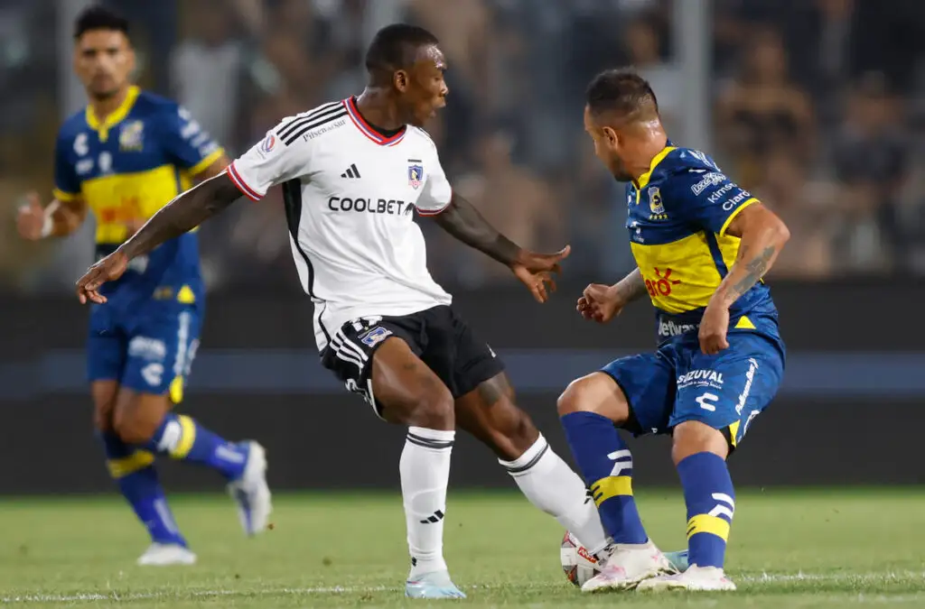 Fabián Castillo en el partido de Colo-Colo frente a Everton de Viña del Mar.