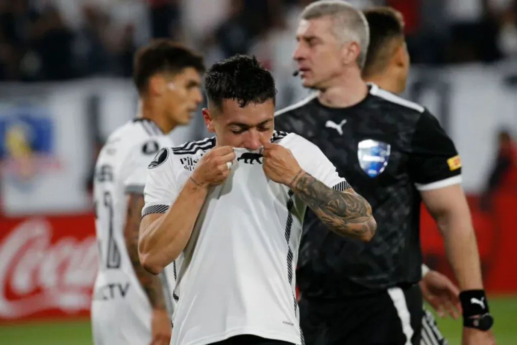 Cristián Zavala besando el escudo de Colo-Colo.