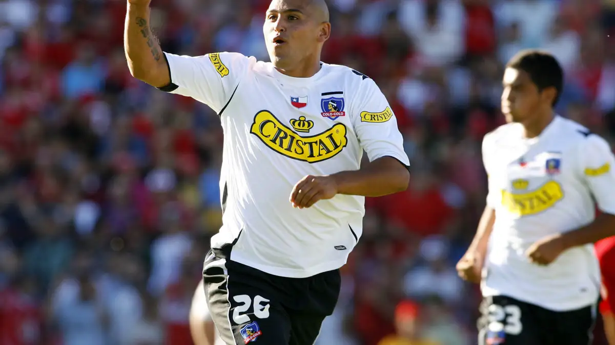 Suazo anotando ante Ñublense en el Campeonato Apertura de 2007.