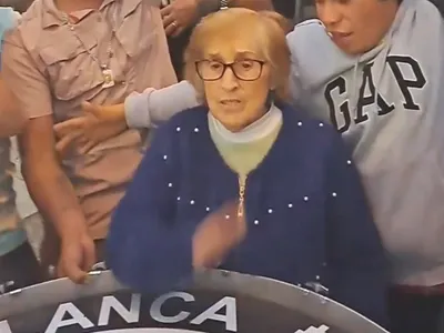 [VIDEO]: Abuelita se luce tocando el bombo en el himno de Colo-Colo junto a un grupo de hinchas