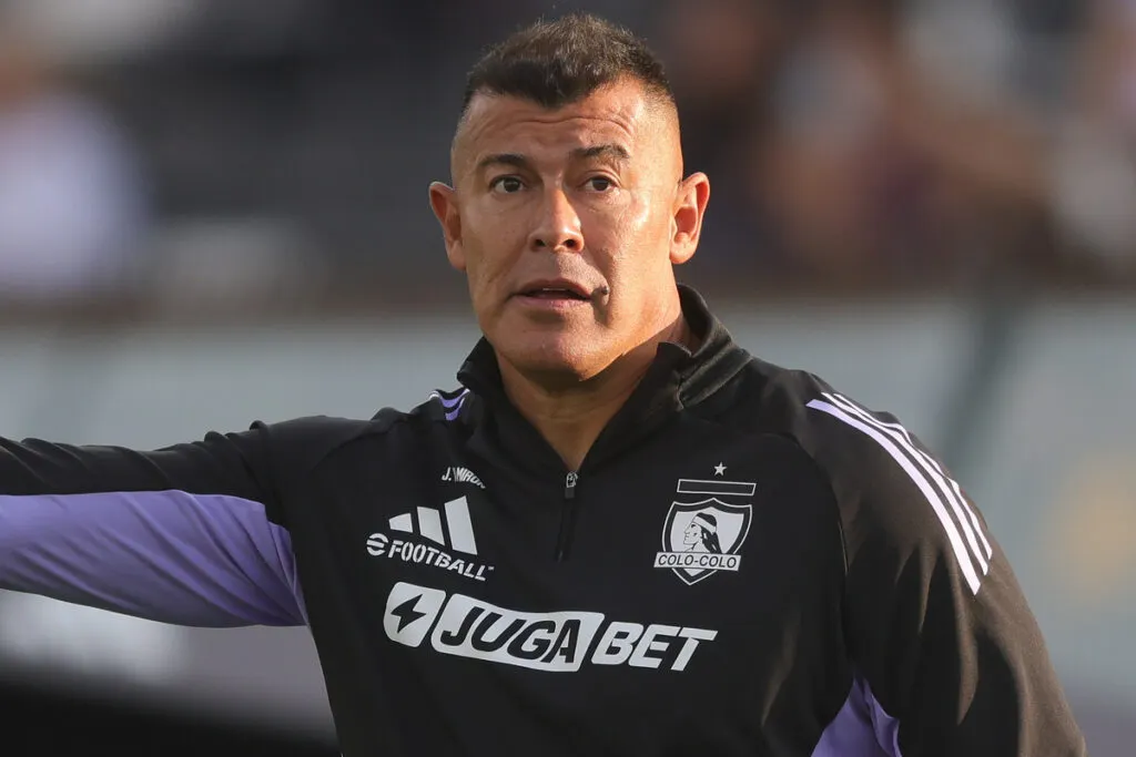 Primer plano de Jorge Almirón con indumentaria de Colo-Colo. Piensa cambios en la formación.