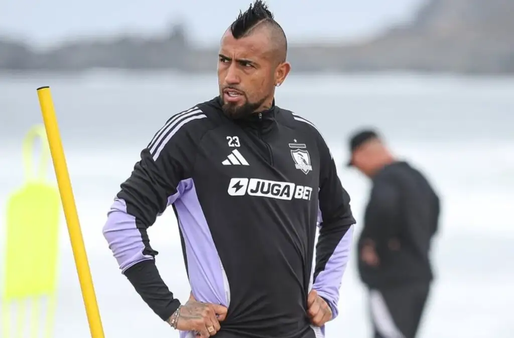 Colo-Colo entrena con su nueva indumentaria.