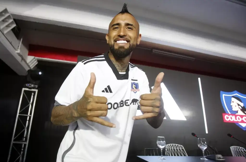 Arturo Vidal con la camiseta 2024 de Colo-Colo.