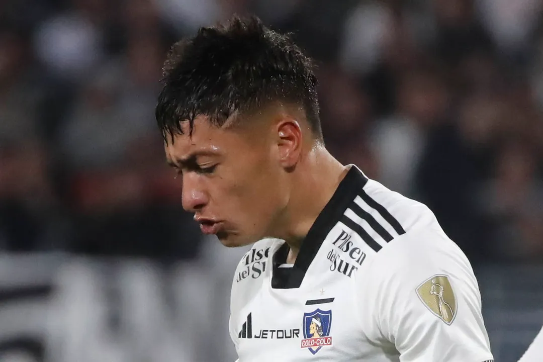 Primer plano de Cristián Zavala con la camiseta de Colo-Colo.