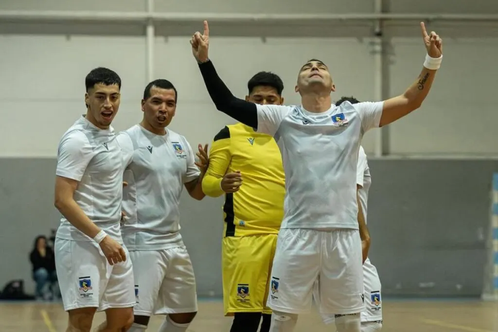 Colo-Colo Futsal celebrando un gol vs O'Higgins antes de disputar la Copa Libertadores.