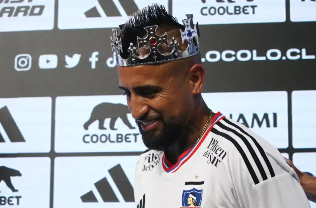 Arturo Vidal con corona durante su presentación con Colo-Colo.